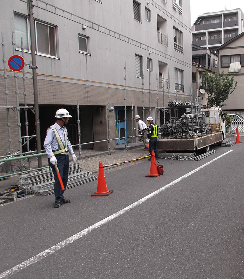 片側1車線の工事です。安全に片側交互通行できるよう案内しています