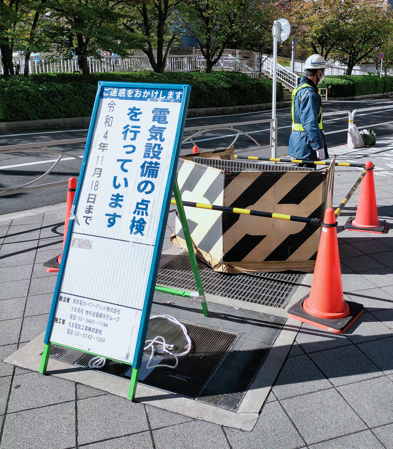 片側1車線の工事です。安全に片側交互通行できるよう案内しています